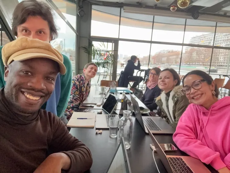 Session de coworking au bord de la Seine — communauté CoworkMeet à Paris