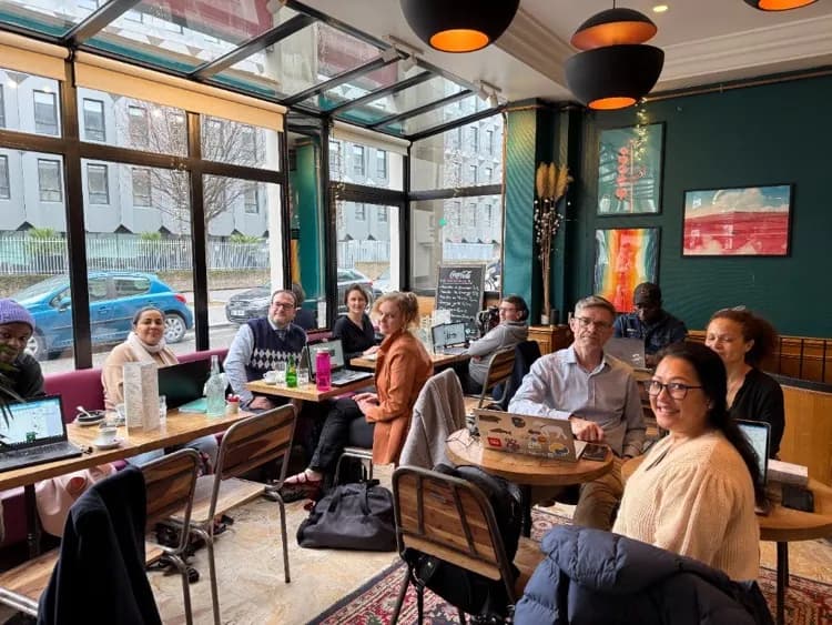 Session de coworking dans un café parisien — freelances et télétravailleurs travaillant ensemble